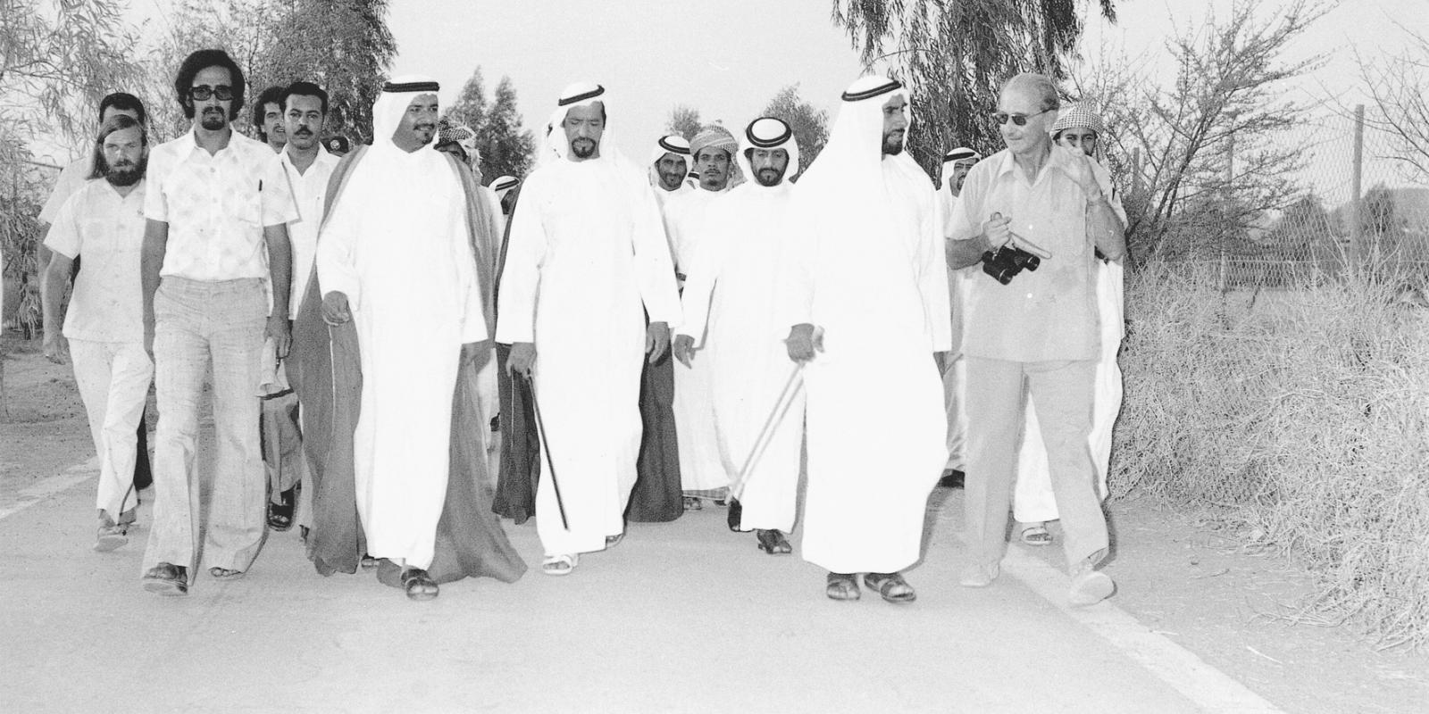 الشيخ زايد مؤسس دولة الإمارات خلال زيارة حديقة حيوانات العين